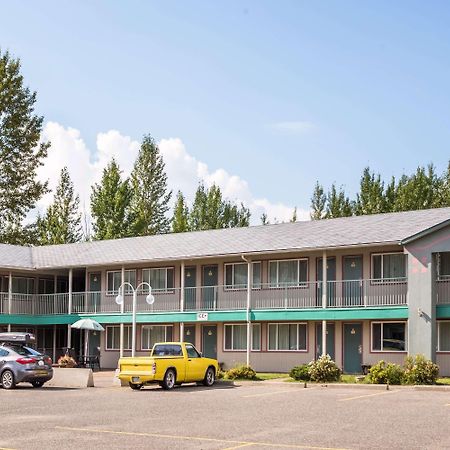 Готель Super 8 By Wyndham Quesnel Bc Екстер'єр фото
